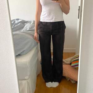 Mid waist kostymbyxor från Pull&Bear storlek small, sparsamt använda