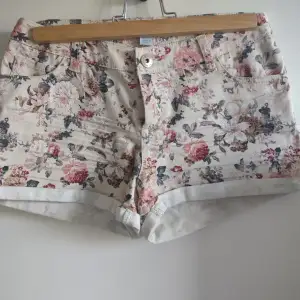 💕Snygga shorts med blomstertextur  