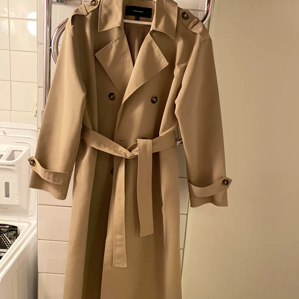 Helt ny trench coat från Vero Moda, använd endast en gång så den är precis som ny. Storlek S, finns i Göteborg :). Jackor.