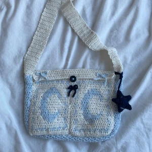Moon bag - Fin virkad mån väska gjord av Cotton garn 💞 väskan är en av mina större projekt så kostar där av lite dyrare, väskan är perfekt när man går ut och rymmer väldigt mycket 💋