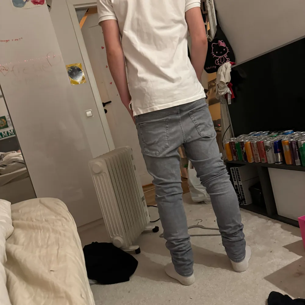 Säljer mina Jack jones slim jeans för de inte passar mig längre de är o top skick 8/10 köpta i butik vid funderingar är det bara att skriva . Jeans & Byxor.