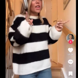 Randig mohair tröja HM - Säljer den här fina tröjan då jag har för många men gillar ff så säljer för bra pris! Inte alls nopprig och i bra skick 💗 Sista bilden är min egen 😇 Nypris 700 (slutsåld)