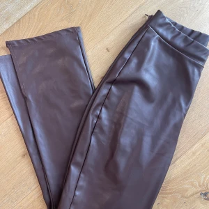 Skinnbyxor - Bruna Skinnbyxor från Nelly, snygg passform med dragkedja vid höften och slits vid foten. 