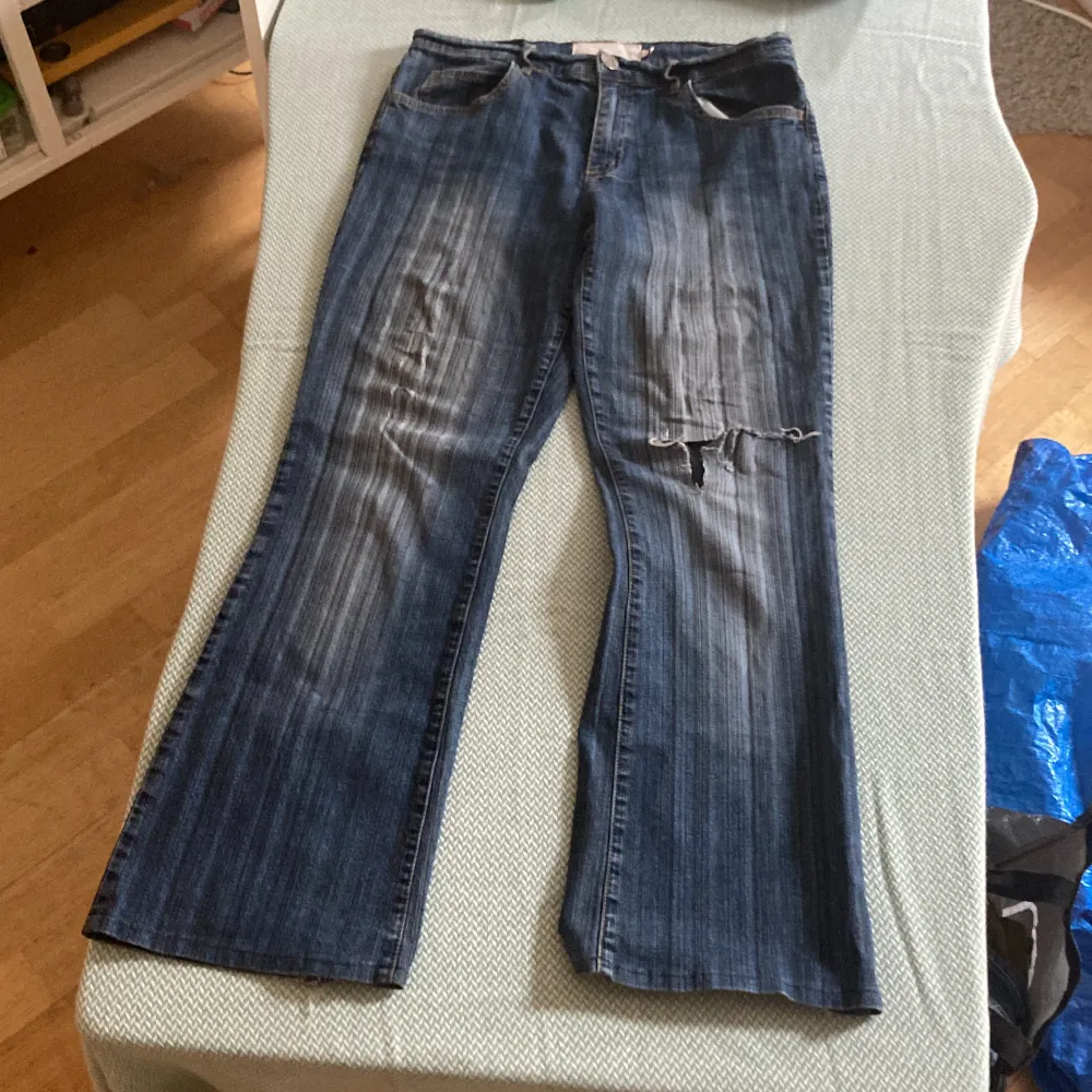 Lågmidjade jeans med lite unik tvätt/färg. Jättesnygga fickor och jättesköna byxor. Köptes med hålen (inte trasiga alltså!). Midjemått tvärs över är ungefär 38 cm innerbensmått är ungefär 73cm. Jeans & Byxor.