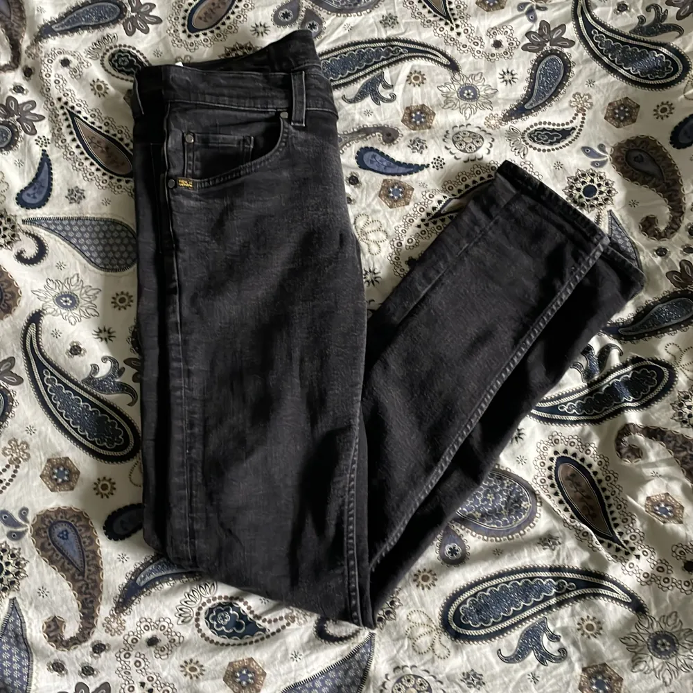 Svarta slim tiger of Sweden jeans | inköpt för 1600kr säljs för 499kr | 9.8/10 skick inga skador eller slitningar vad jag vet | pris kan diskuteras vid snabb affär.. Jeans & Byxor.