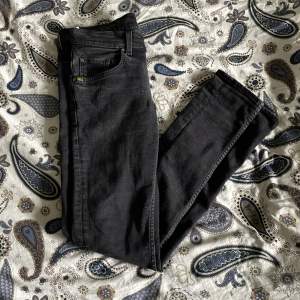 Svarta slim tiger of Sweden jeans | inköpt för 1600kr säljs för 499kr | 9.8/10 skick inga skador eller slitningar vad jag vet | pris kan diskuteras vid snabb affär.