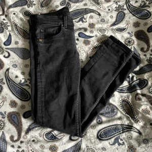 Tiger of Sweden jeans - Svarta slim tiger of Sweden jeans | inköpt för 1600kr säljs för 499kr | 9.8/10 skick inga skador eller slitningar vad jag vet | pris kan diskuteras vid snabb affär.