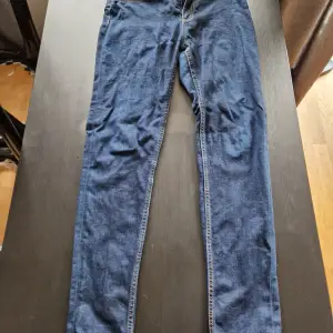 Sparsamt använda jeans från Lager 157. Blåa, storlek s, modell Snake, med hög midja och slimmade ben. 