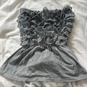 Hollister topp - Topp från hollister! Så fin men kommer inte längre till användning.har andvänt många gånger men är ändå i bra skick! ❤️