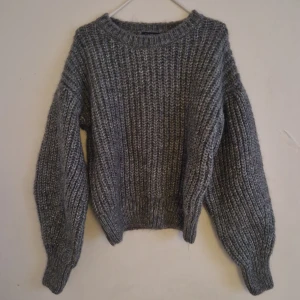 Stickad/ull tröja - Står ej vilken stl det är på tröjan men gissar på att det är M. Tröjan sticks lite.