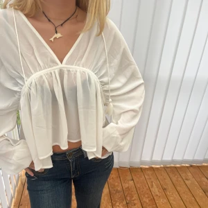 Vår/sommartopp - Fin vår/sommartopp som passar till både jeans och kjol! Köpt för 400kr, snålt använd sedan nyköp. Inga skador eller defekter. 🥰✨