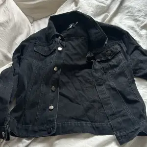 Jeans jacka från boohoo säljer då den inte kommer till användning och den är som ny! Perfekt till vår/sommar ❤️