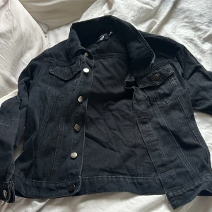 Boohoo jacka - Jeans jacka från boohoo säljer då den inte kommer till användning och den är som ny! Perfekt till vår/sommar ❤️