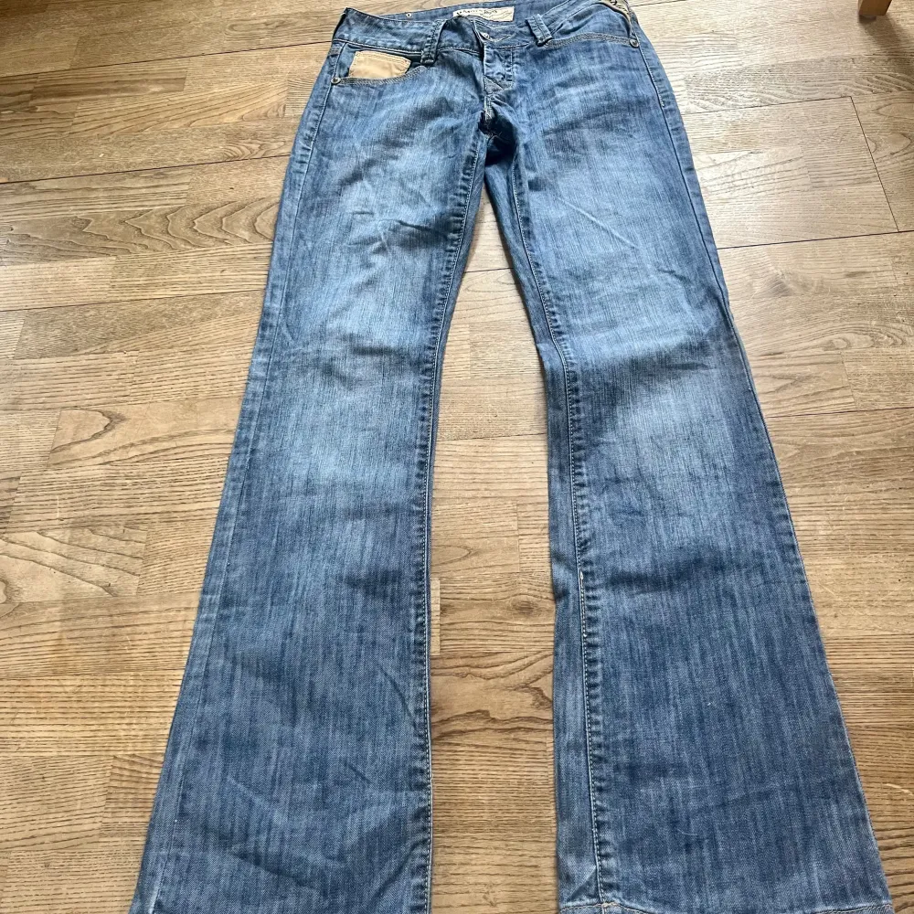 Lågmidjade bootcut jeans. Midjemått 35cm, innerbenslängd 77cm. Köp via köp nu❤️‍🔥. Jeans & Byxor.