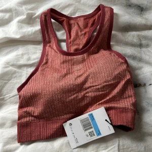 Nike sport-bh  - Sport-bh från Nike! Säljer då den är för stor för mig ❤️