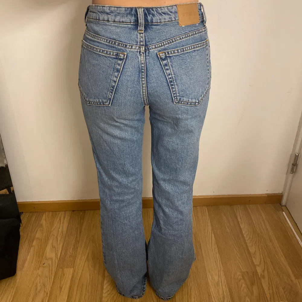Mid waist jeans från Weekday i bra skick i storlek 24/30💕 modellen är 161 skriv för mer frågor💕. Jeans & Byxor.