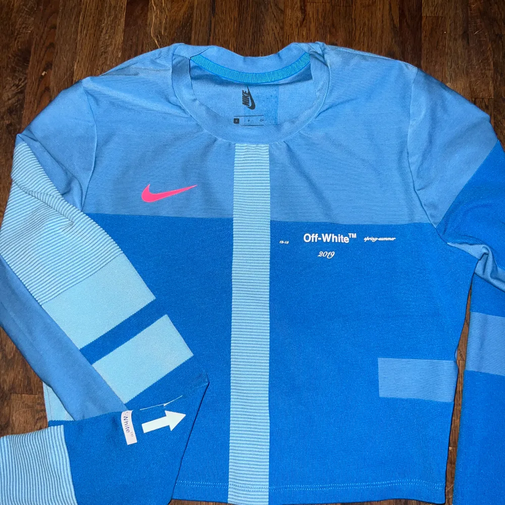 Off white nike sport top. Blusar.