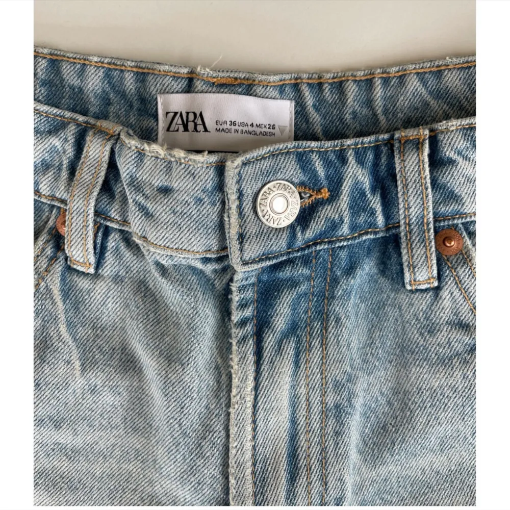 Zara - högmidjade jeansshorts i storlek 36 (34). Små i storlek, är 36, men är mer som 34. Nyskick - aldrig använda, då de var för små för mig.. Shorts.