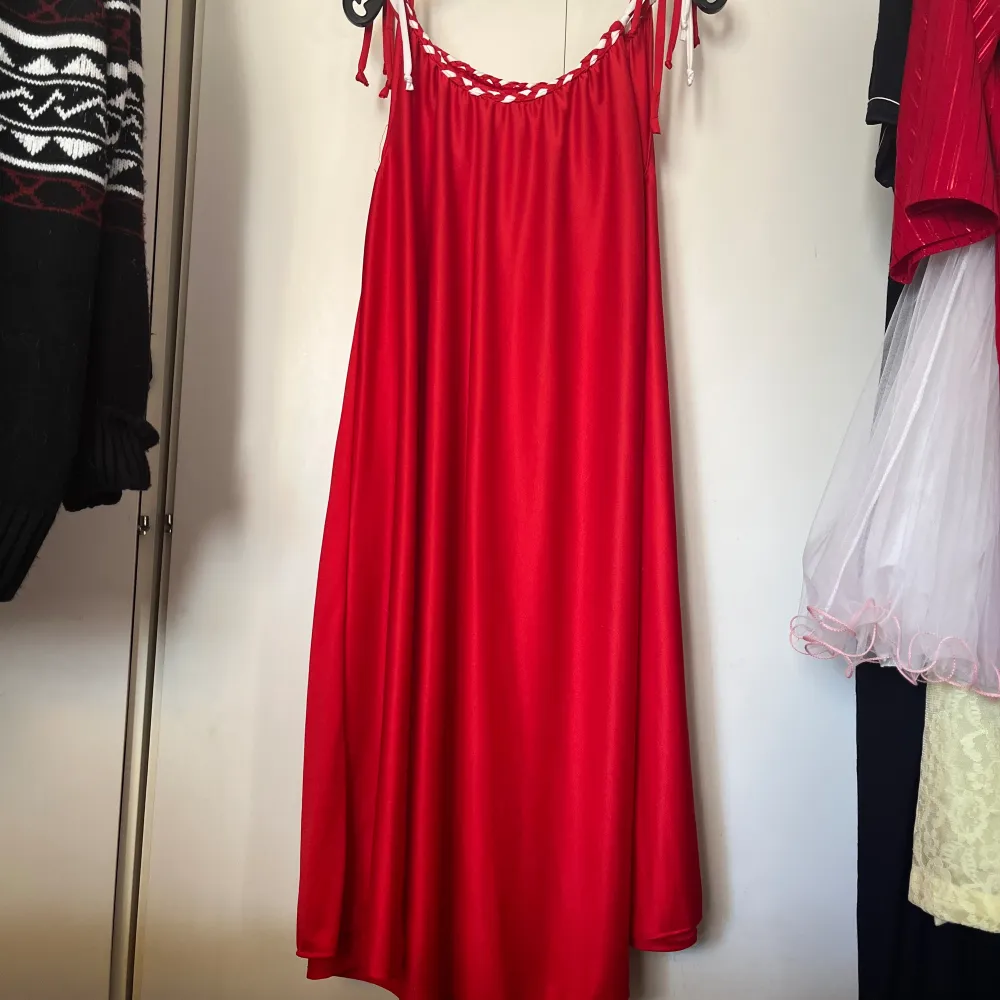 En oanvänd röd klänning . Klänningar.
