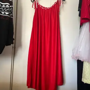 En oanvänd röd klänning 