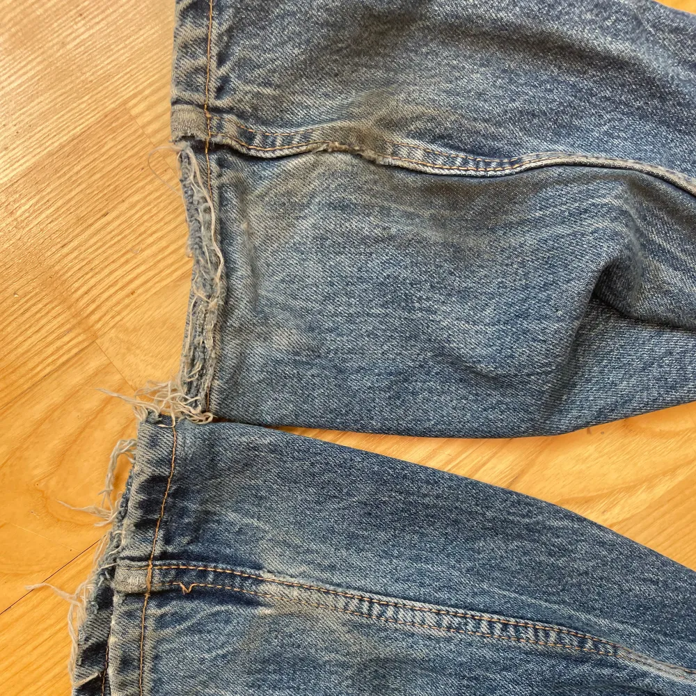 Säljer mina mörkblå, populära Zara jeans. De är i toppenskick utöver slitning och lite missfärgning längst ner, därav priset. De passar mig som är 168 bra! Midja: mid rise Midjemått: 36cm Innerbenslängd: 81cm Hör gärna av dig vid frågor/intresse!💕. Jeans & Byxor.