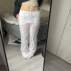 Linnebyxor - Helt nya linnebyxor från hm, lapparna sitter kvar!! Nypris 349 mitt pris 250kr🩷 storlek xs, lite långa på mig som är 160
