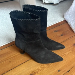 Zara stövletter - Skor från Zara i storlek 38 som inte kommer till användning för mig längre.