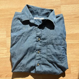 Dressman Skjorta - Herrskjorta från dressman i storlek M. Tunn och skön i materialet, inga defekter