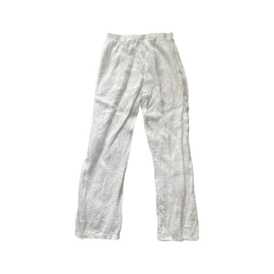 Vita linnebyxor - 100% linne byxor Köpta förra året har använt typ 3ggr Innerbenslängd: 69cm Midjemått: 39cm tvärsöver