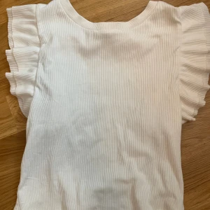 Tröja med volanger - Tröjan är från Zara, använts 2 gånger, skrynklig i bilden men den har legat i skåpet länge.❤️ storleken är M men passar för de som har storlek S. Grattis frakt!