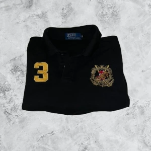 Polo Ralph Lauren - Svin snygg piké från Ralph Lauren Skick 9/10, använd fåtal gånger, vädligt fint skick Storlek M Vid frågor och funderingar skriv privat
