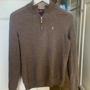 Brun Morris half zip i 8/10 skick! Säljer då den inte kommer till användning, Nypris: 1799kr☀️Pris går att diskuteras!