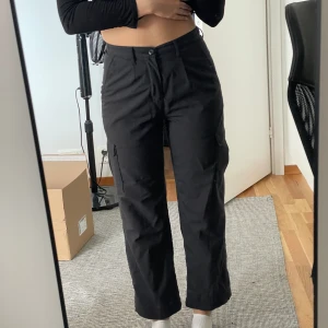 Svarta byxor cargo - Sjukt bekväma och snygga cargo byxor från Vans. Har använt en del men det syns inte pga så bra kvalité! Har inte samma stil längre och säljer därför