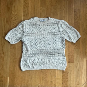 T shirt - Super fin stickad t shirt perfekt nu till vår och sommar!!! Skriv gärna om du undrar något💞💞