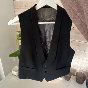 Topp - Säljer nu denna otrevligt snygga topp som är perfekt nu vid varmare väder! Den har spänne i ryggen som gör att man kan dra åt lite extra ifall man vill⭐️