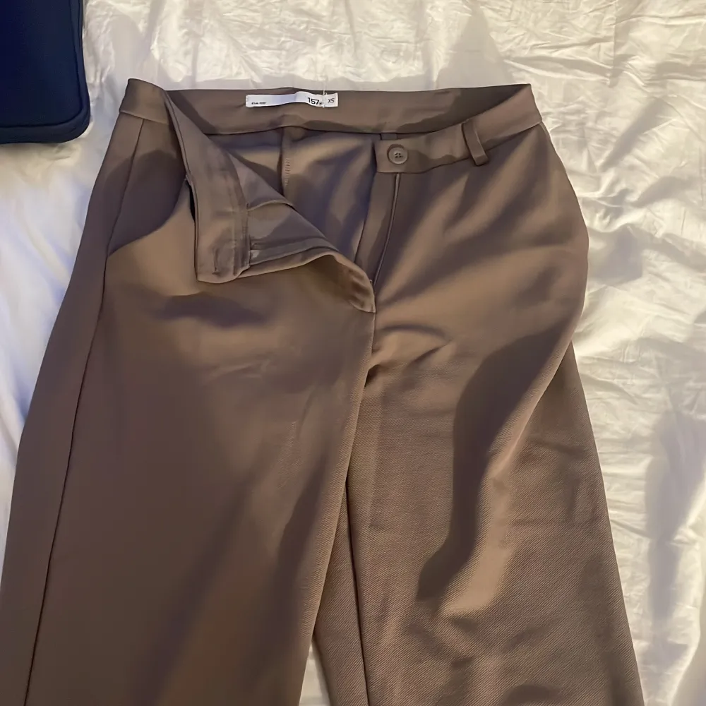 Breda beige/bruna kostym från lager 157, använt 1 gång helt nytt skick.. Jeans & Byxor.
