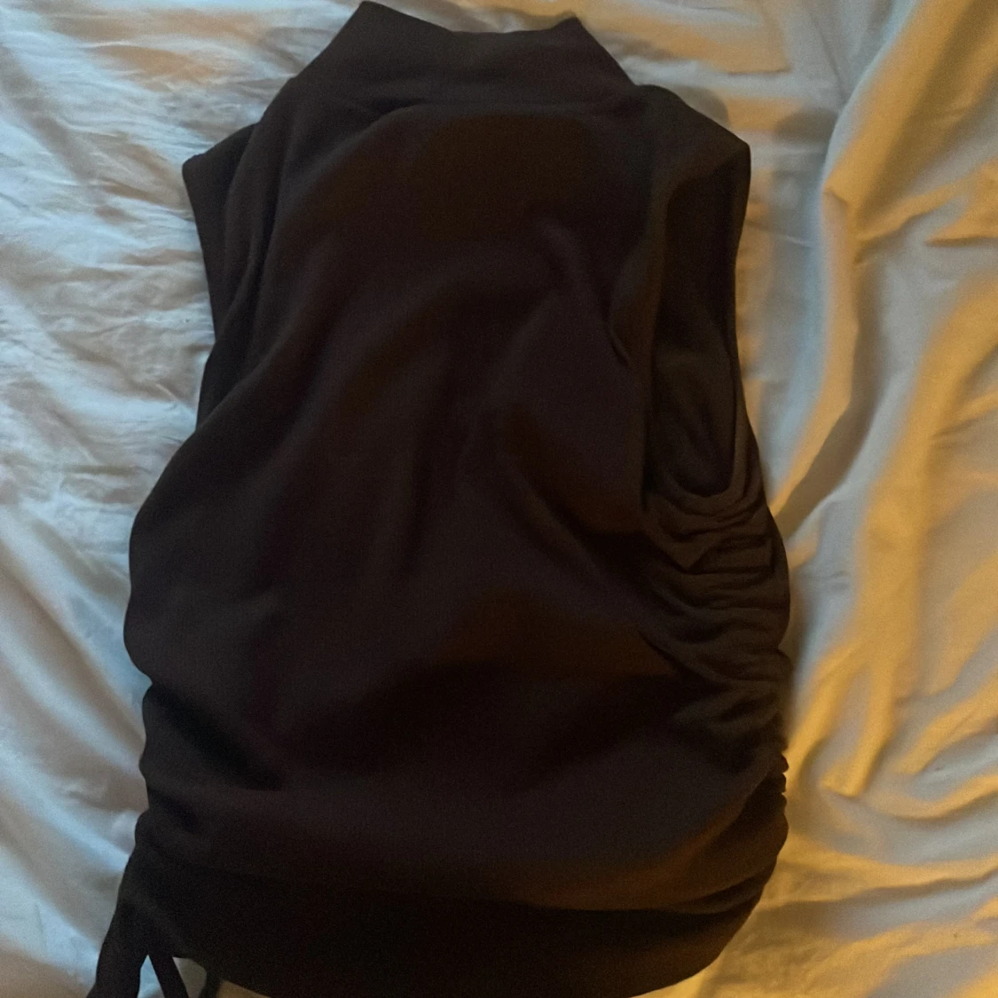 Brun topp med krage och band vid sidan