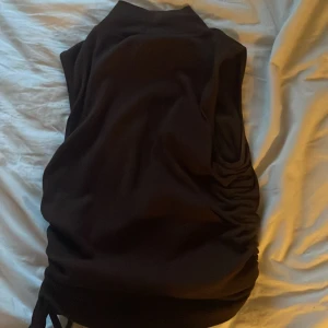 Brun topp med krage och band vid sidan - Brun fin tröja med band på sidan från shien knappt använd och är i bra skick. Jätte söt till sommaren