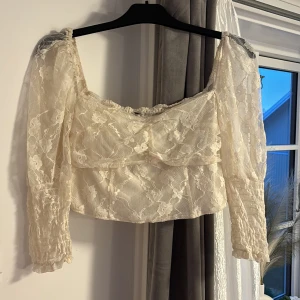 Spetts topp  - Säljer en fin vit spetts topp som är för liten för mig. Hör gärna av er vid funderingar eller fler bilder🥰