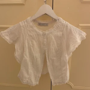 Blus - Söt blus perfekt till sommaren😍 säljer då den är för liten❤️