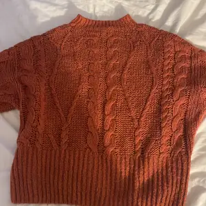Orange stickad tröja från Lindex i storlek M, jättemysig och skön knappt använd 