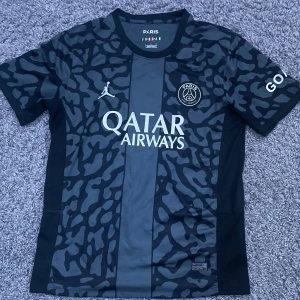 Psg x Jordan tröja - Använd fåtal gånger med inga skador. Storlek L kan gå ner i pris vid snabb affär.
