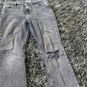 säljer mina skitsnygga jeans från Ginatricot pågrund av ingen användning. Köpte för 599 kr och säljer för 150 kr🌸
