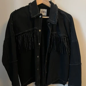 Jeans jacka med bling - Jeansjacka från zara med bling. Supersnygg men kommer inte till användning längre💞