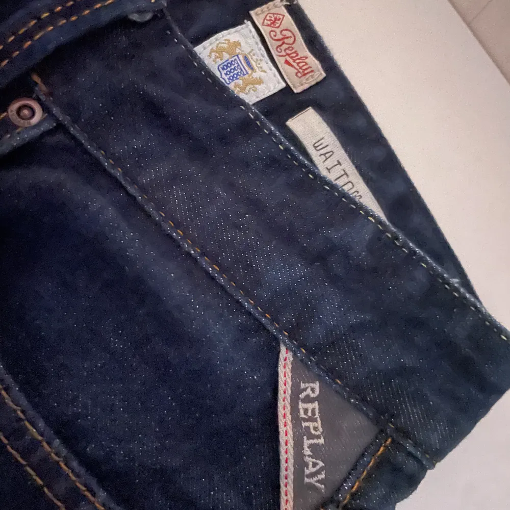 De är i hyfsat skick lappen är lite trasig.. Jeans & Byxor.