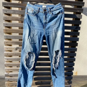 Blå jeans  - Ett par blå jeans med hål på knäna. Använda ett par gånger men är i bra kvalitet! Är i storlek 10, passar mig som är S/M (36), säljer för att dom däremot är lite korta för min smak (är 173 i jämnförelse). Det är bara att skriva vid frågor😇