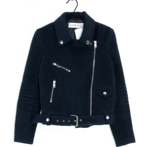 Ivyrevel Jacka - Säljer skit snygg marinblå jacka i storlek 36/S. Funkar perfekt för våren och hösten. Kommer dock inte till användning hos mig!☺️