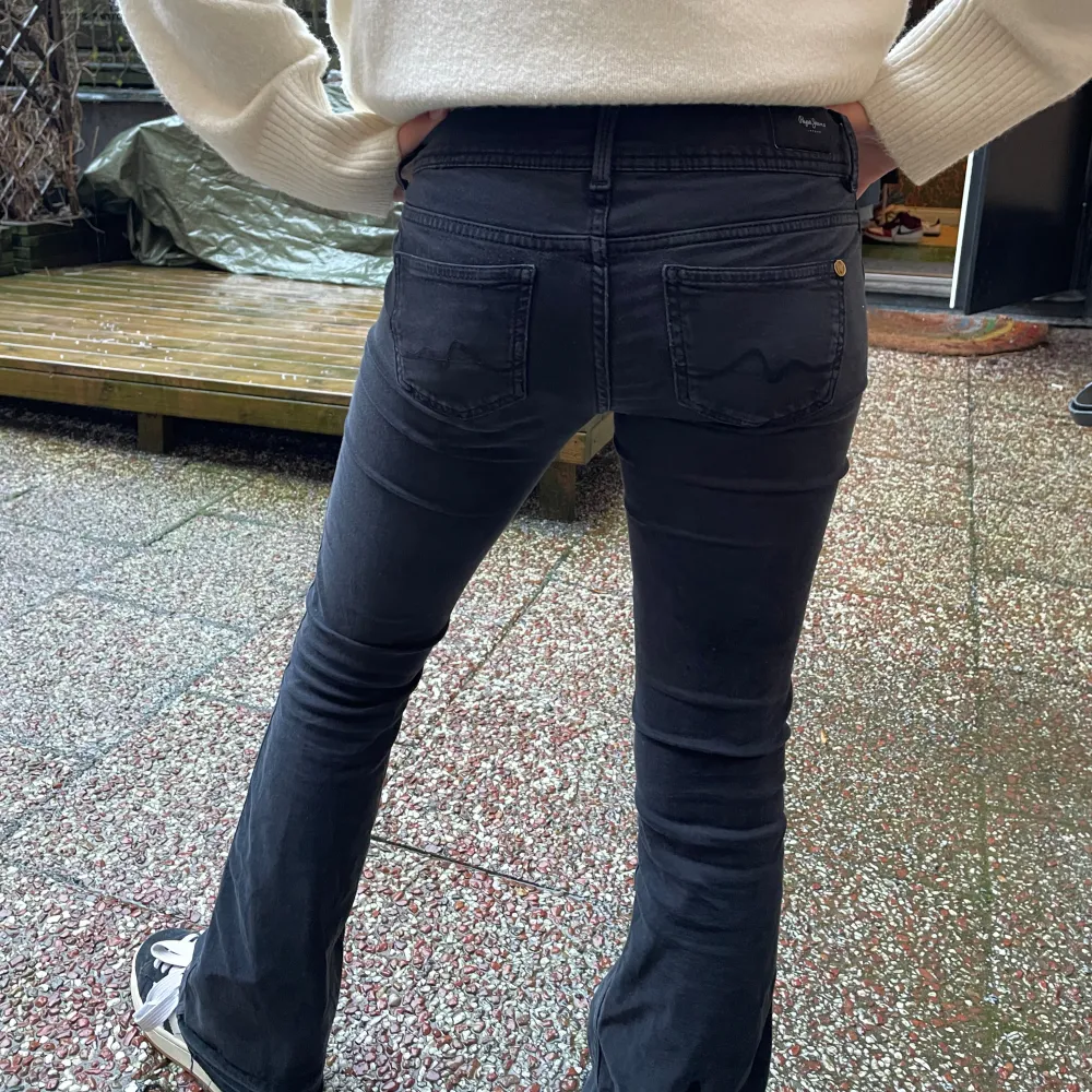 Flare / bootcut lågmidjade jeans från Pepe Jeans i modellen ”pimlico”. Storlek W24/L30 . Nypris: ca 800kr. Fint skick. 😇😇. Jeans & Byxor.
