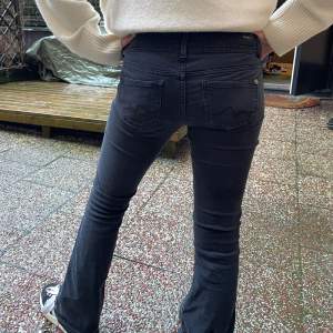 Flare / bootcut lågmidjade jeans från Pepe Jeans i modellen ”pimlico”. Storlek W24/L30 . Nypris: ca 800kr. Fint skick. 😇😇