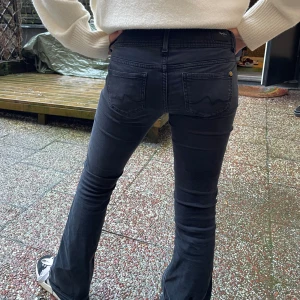 Pepe jeans lågmidjade bootcut flare - Flare / bootcut lågmidjade jeans från Pepe Jeans i modellen ”pimlico”. Storlek W24/L30 . Nypris: ca 800kr. Fint skick. 😇😇